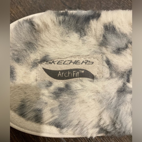 Skechers Arch Fit Fuzzy Slides - Picture 3 of 3